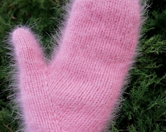 Può includere: Un guanto rosa e peloso a maglia con una trama a coste. Il guanto è realizzato con un filato morbido e soffice.