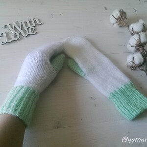 Mitones de mohair tejidos a mano: guantes de invierno blancos y verdes