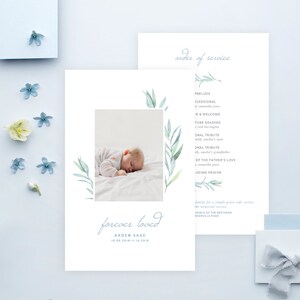 Puede incluir: Una tarjeta de orden de servicio azul claro y blanco con una ilustración de acuarela de hojas. La tarjeta presenta una foto de un bebé durmiendo y el texto "forever loved" con el nombre "Aaden Sage" y las fechas "10.08.2010-11.15.2010".