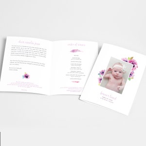 Pu&ograve; includere: Un programma commemorativo floreale bianco e viola con una foto di una bambina. Il programma include le parole "Forever Loved" e "Amelia Jane" e la data "15.08.2019 - 12.12.2019". L'ordine del servizio &egrave; elencato all'interno del programma.