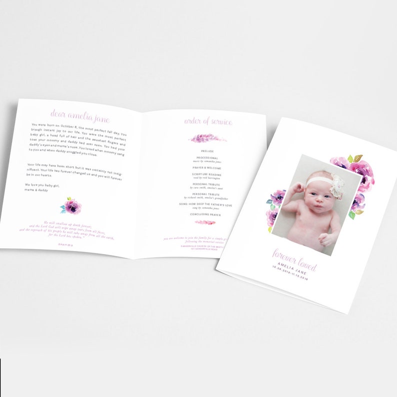 Pu&ograve; includere: Un programma commemorativo floreale bianco e viola con una foto di una bambina. Il programma include le parole "Forever Loved" e "Amelia Jane" e la data "15.08.2019 - 12.12.2019". L'ordine del servizio &egrave; elencato all'interno del programma.