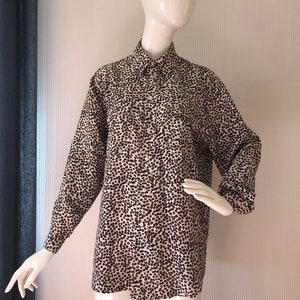 1990&#39;s Silk Vintage Women&#39;s Oversize Brown Beige Leopard Print Blouse Long Sleeves Shirt Office Evening Elegant Light Silky Button up Size M