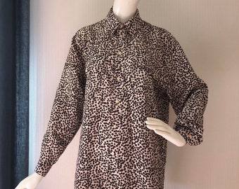 Années 1990 Soie vintage Femme Oversize Marron Beige Leopard Imprimé Blouse Manches Longues Chemise Bureau Soirée Élégant Léger Bouton Soyeux jusqu’à la Taille M