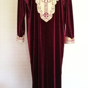 Robe caftan en velours rouge bordeaux Dubai abaya caftan tenue de soirée marocaine longue tunique maxi fleurs brodées robe de style arabe taille L/XL