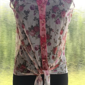 Chaleco vintage con estampado floral blanco cremoso de los años 70, sin mangas, con botones de perlas rosas, estampado floral, transparente, estilo bohemio, para festivales de verano, talla M
