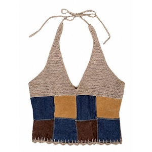 Puede incluir: Un top halter con una sección superior de ganchillo beige con tiras para atar y un cuerpo inferior construido con un mosaico de cuadrados de mezclilla azul, ante color canela y ante marrón oscuro, con un dobladillo festoneado.