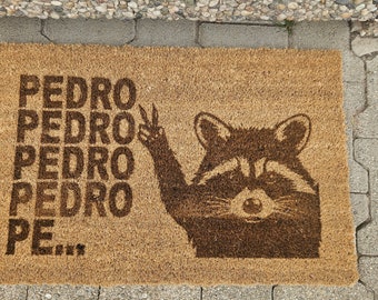 Pedro the raccoon Raccoon. Coconut doormat with motif. Petro