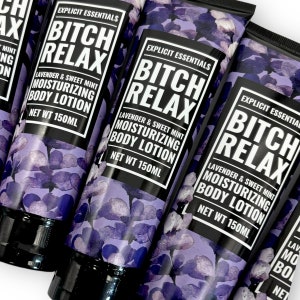 Może przedstawiać: Cztery butelki nawilżającego balsamu do ciała o zapachu lawendy i mięty pieprzowej. Każda butelka jest oznaczona napisem "Bitch Relax" z nazwą marki "Explicit Essentials" i wagą netto 150 ml.
