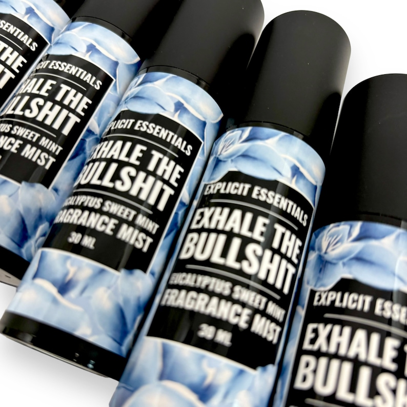 Puede incluir: Varios frascos de bruma perfumada con tapas y etiquetas negras. Las etiquetas dicen "EXHALE THE BULLSHIT" y "Eucalyptus Sweet Mint Fragrance Mist". Los frascos tienen un dise&ntilde;o floral azul y contienen 30 ml de producto.