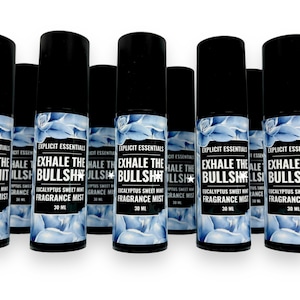 Puede incluir: M&uacute;ltiples botellas de bruma de fragancia con tapas negras y etiquetas blancas. Las etiquetas dicen "EXHALE THE BULLSHIT", "Eucalyptus Sweet Mint Fragrance Mist" y "30 ml". El fondo es blanco.