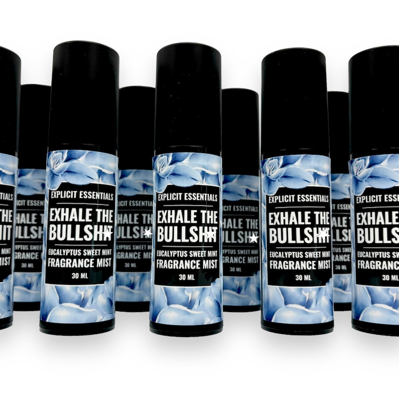 Puede incluir: M&uacute;ltiples botellas de bruma de fragancia con tapas negras y etiquetas blancas. Las etiquetas dicen "EXHALE THE BULLSHIT", "Eucalyptus Sweet Mint Fragrance Mist" y "30 ml". El fondo es blanco.