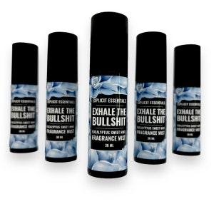 Puede incluir: Cinco botellas de bruma de fragancia con tapas negras y etiquetas que dicen "EXHALE THE BULLSHIT" en letras blancas. Las etiquetas tambi&eacute;n indican "Eucalyptus Sweet Mint Fragrance Mist" y "30 ml". Las botellas tienen un dise&ntilde;o floral azul.