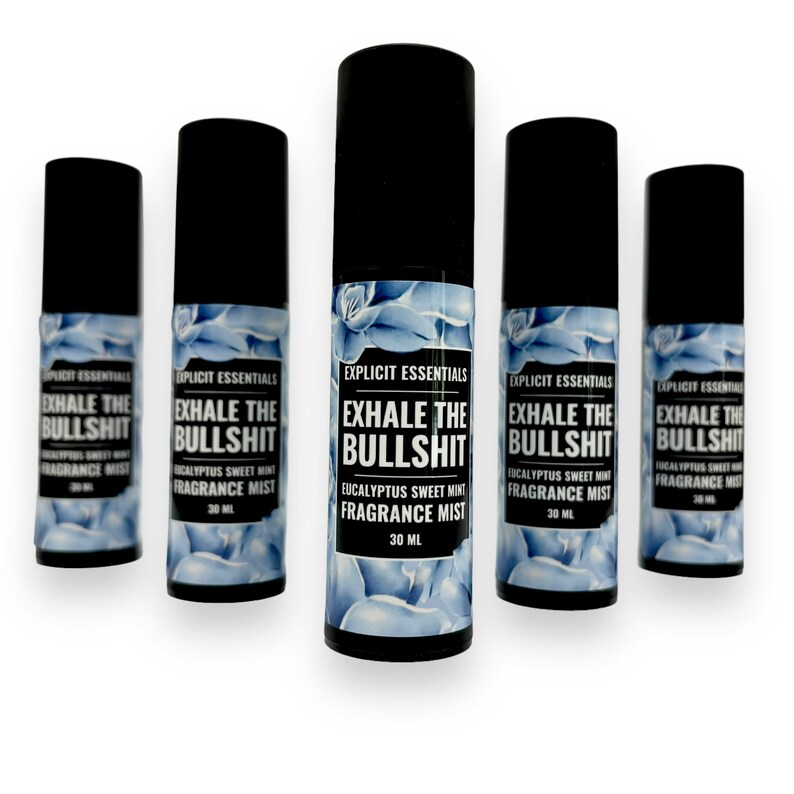Puede incluir: Cinco botellas de bruma de fragancia con tapas negras y etiquetas que dicen "EXHALE THE BULLSHIT" en letras blancas. Las etiquetas tambi&eacute;n indican "Eucalyptus Sweet Mint Fragrance Mist" y "30 ml". Las botellas tienen un dise&ntilde;o floral azul.