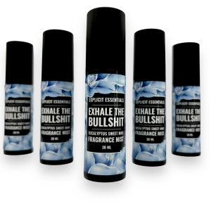 Puede incluir: Cinco botellas de bruma perfumada con tapa negra con el texto "EXHALE THE BULLSHIT" y "EUCALYPTUS SWEET MINT FRAGRANCE MIST" sobre un fondo floral azul. Cada botella contiene 30 ml de producto.