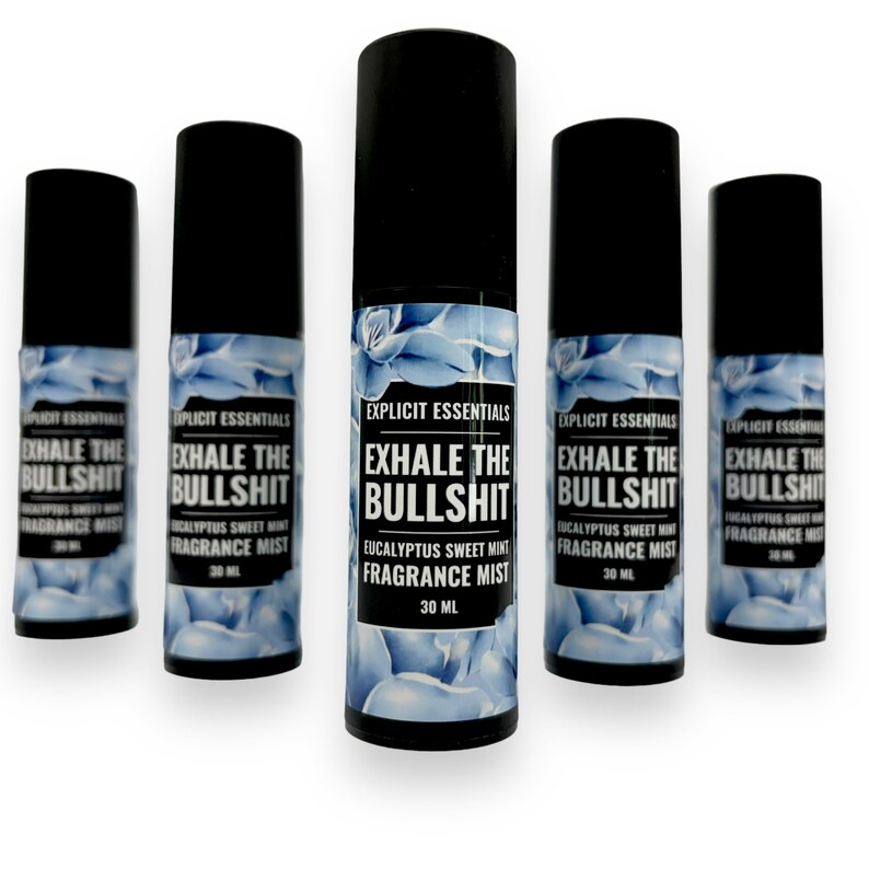 Puede incluir: Cinco botellas de bruma perfumada con tapa negra con el texto "EXHALE THE BULLSHIT" y "EUCALYPTUS SWEET MINT FRAGRANCE MIST" sobre un fondo floral azul. Cada botella contiene 30 ml de producto.