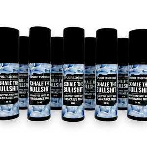 Puede incluir: Una colecci&oacute;n de botellas de spray negras con etiquetas blancas. Las etiquetas dicen "EXHALE THE BULLSHIT" en letras blancas. Las botellas contienen Eucalyptus Sweet Mint Fragrance Mist, 30 ml.