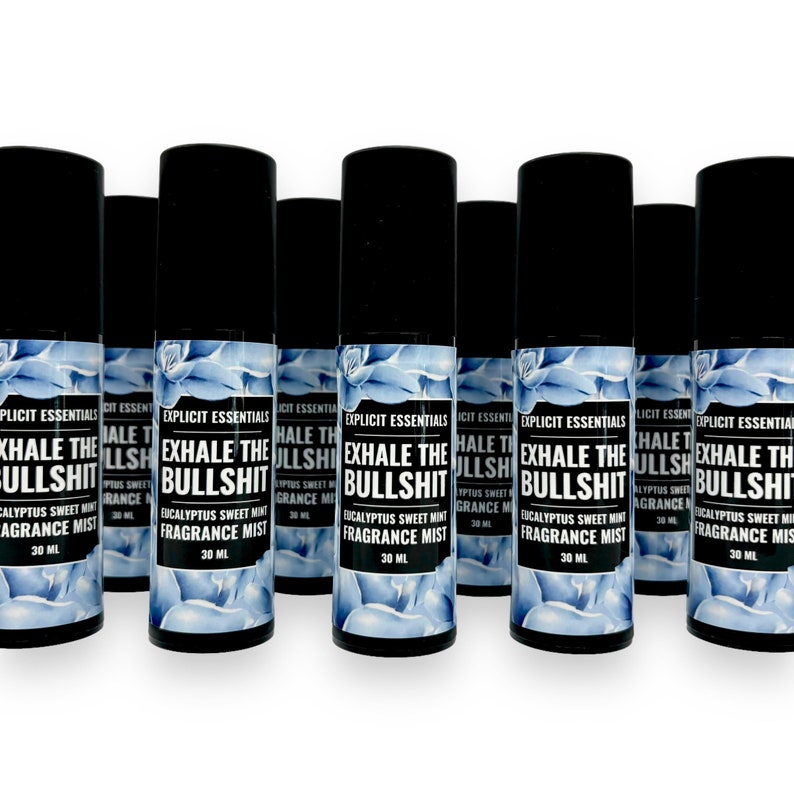 Puede incluir: Una colecci&oacute;n de botellas de spray negras con etiquetas blancas. Las etiquetas dicen "EXHALE THE BULLSHIT" en letras blancas. Las botellas contienen Eucalyptus Sweet Mint Fragrance Mist, 30 ml.