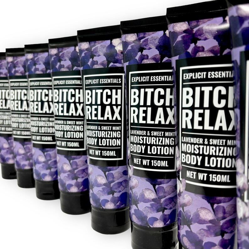 Może przedstawiać: Osiem fioletowych i białych butelek z balsamem do ciała z czarnymi nakrętkami. Butelki są oznaczone "Bitch Relax" z tekstem "Lavender & Sweet Mint Moisturizing Body Lotion" i "Net Wt 150ml".