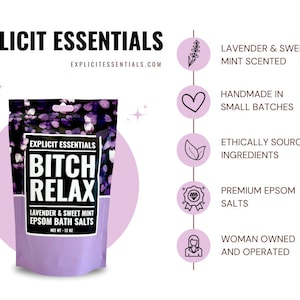 Op de afbeelding: Een zak van 12 oz Explicit Essentials Bitch Relax Epsom-badzout met de geur van lavendel en zoete munt. De verpakking is paars en zwart met witte tekst. Een verticale lijst met iconen benadrukt kenmerken zoals handgemaakt, ethisch verkregen en premium zout.