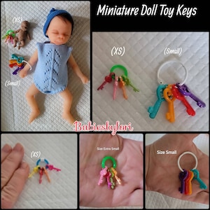 Miniatuurspeelgoedsleutels, geweldig voor poppen. Twee maten apart verkrijgbaar (pop niet inbegrepen)