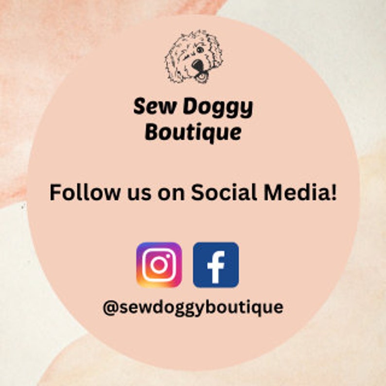 Pu&ograve; includere: Un cerchio rosa con un'illustrazione di un cane di cartone animato e il testo "Sew Doggy Boutique" e "Seguici sui social media!" con le icone di Instagram e Facebook e il testo "@sewdoggyboutique".