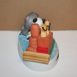Puede incluir: Una figurita de cer&aacute;mica de Mickey Mouse, Donald Duck y Goofy en un barco con barriles y cajas. La figurita est&aacute; pintada en colores brillantes y tiene un estilo caprichoso.