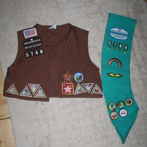 Vtg Girl Scout Sash & Brownies Vest with Pins and Badges Michigan Troop 5748