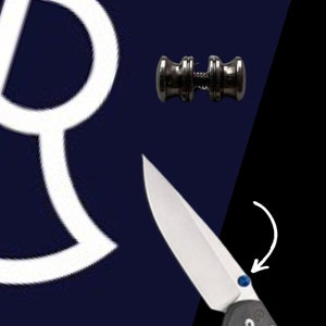 Peut inclure: Un couteau de poche argenté avec un accent bleu sur le manche. La lame est partiellement ouverte et le manche a un motif texturé.