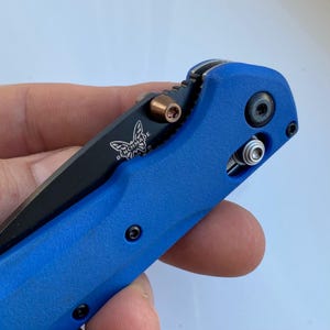Benchmade brons titan V-skuren tumstift reservtumstift för Benchmade-modeller listade nedan