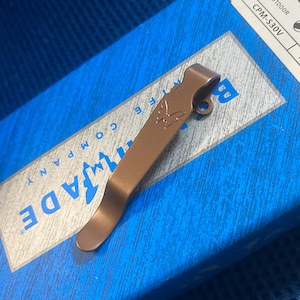 Serve para facas Benchmade - Clipe de bolso de substituição em BRONZE ANODIZADO • Modelos Benchmade de transporte profundo personalizados listados Clipe de bolso de atualização Benchmade