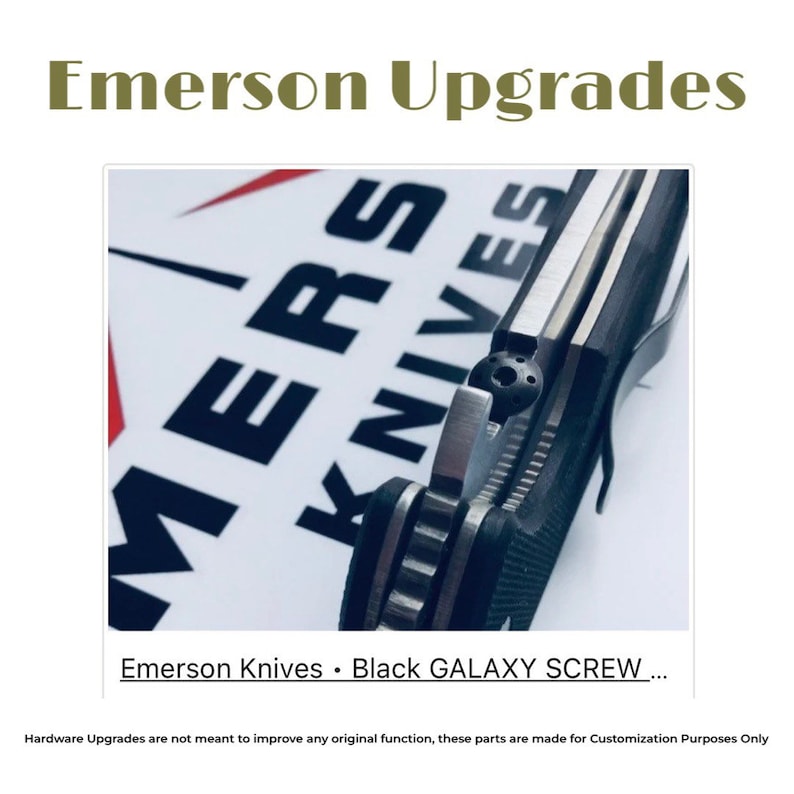 Op de afbeelding: Zwarte GALAXY-schroef hardware-upgrade voor Emerson-messen. De schroef is gemaakt van metaal en heeft een zwarte afwerking. De schroef wordt in close-up getoond, met het Emerson Knives-logo zichtbaar op de achtergrond. Hardware-upgrades zijn niet bedoeld om de oorspronkelijke functie te verbeteren, deze onderdelen zijn gemaakt voor aanpassingsdoeleinden.