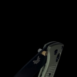 ベンチメイド ブースト + バラージ サムスタッド カスタム ツーフェイス ダブルグラインド サムスタッド ベンチメイド モデルの説明 / 1x スタッド / ダブルグラインド シリーズ
