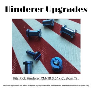Op de afbeelding: Close-up van verschillende blauwe titanium hardware-upgrades voor een Rick Hinderer XM-18 3,5" mes. De afbeelding toont schroeven en cilindrische onderdelen tegen een rood-witte gestreepte achtergrond. Tekst luidt "Hinderer Upgrades".
