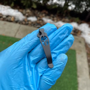 Modelos Paramilitary 2 + Para 3 • 1x clip de bolsillo de repuesto • Gladiador de titanio negro • Más modelos de Spyderco listados