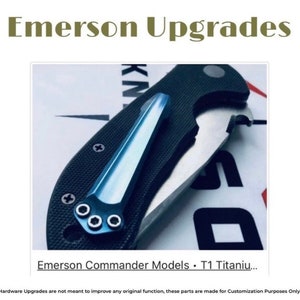 K&ouml;nnte beinhalten: Nahaufnahme eines blauen Titan-Taschenmessers mit schwarzem Griff. Das Messer ist teilweise ge&ouml;ffnet und die Klinge ist sichtbar. Das Messer hat ein kleines Loch im Griff f&uuml;r eine Schnur. Der Text "Emerson Commander Models - T1 Titaniu..." ist am unteren Rand des Bildes sichtbar.