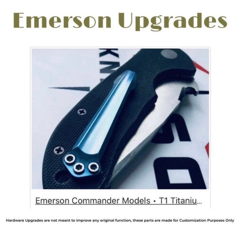 K&ouml;nnte beinhalten: Nahaufnahme eines blauen Titan-Taschenmessers mit schwarzem Griff. Das Messer ist teilweise ge&ouml;ffnet und die Klinge ist sichtbar. Das Messer hat ein kleines Loch im Griff f&uuml;r eine Schnur. Der Text "Emerson Commander Models - T1 Titaniu..." ist am unteren Rand des Bildes sichtbar.