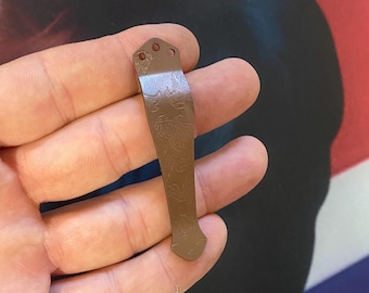 Compatible con los modelos de cuchillos Emerson • Clip de bolsillo LUCKY FISH • Titanio de alta resistencia • Muchos modelos de Emerson enumerados a continuación BRONCE anodizado