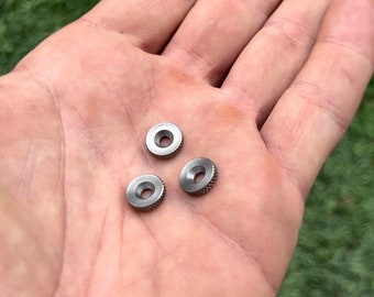 Compatible con modelos Emerson. Disco de pulgar de repuesto. Agarre extra. Fabricado en EE. UU. en acero inoxidable. Solo se incluye el disco en los modelos Emerson indicados.