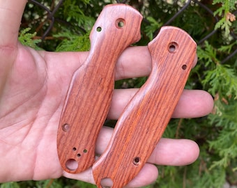 Past voor Spyderco Para 3 vervangende weegschaalset OLIJFHOUT, gladde afwerking CNC-mesupgrades, alleen Spyderco Paramilitary 3 - 2x weegschalen