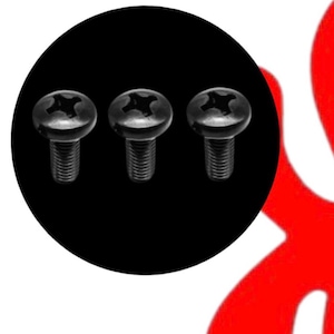 Puede incluir: Tres tornillos negros con cabeza Phillips.