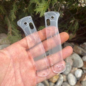 Peut inclure: Deux écailles de couteau en plastique transparent avec des trous pour le montage du matériel. Les écailles sont conçues pour un couteau pliant.