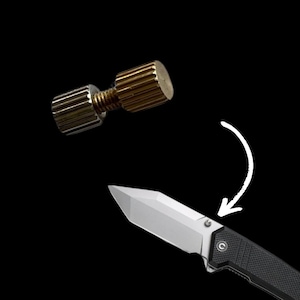Könnte beinhalten: Eine silberne und goldene Metallschraube mit einem schwarzen Klappmesser mit einem strukturierten schwarzen Griff.
