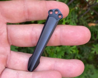 Compatible con los modelos Emerson • 1 clip de bolsillo de repuesto • Titanio 3D anodizado personalizado NEGRO • Más modelos Emerson listados Emerson Commander A-100