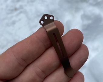 Compatible con los modelos de navajas Emerson • Clip de bolsillo de repuesto de titanio liviano • Muchos modelos Emerson enumerados a continuación BRONCE anodizado