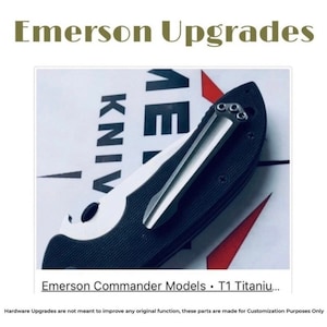 Peut inclure: Un couteau Emerson Commander noir et argent avec un manche en titane. Le couteau est partiellement ouvert et la lame est visible. Le couteau est sur une surface blanche avec les mots "Emerson" et "Kniv" visibles en arri&egrave;re-plan. Le texte "Emerson Commander Models - T1 Titaniu..." est visible en bas de l'image.