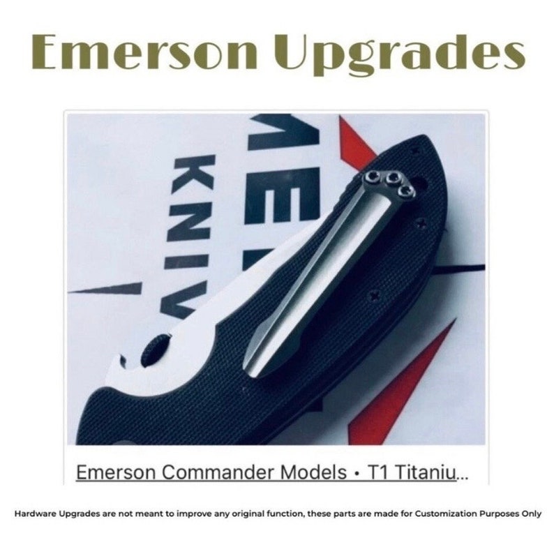 Peut inclure: Un couteau Emerson Commander noir et argent avec un manche en titane. Le couteau est partiellement ouvert et la lame est visible. Le couteau est sur une surface blanche avec les mots "Emerson" et "Kniv" visibles en arri&egrave;re-plan. Le texte "Emerson Commander Models - T1 Titaniu..." est visible en bas de l'image.