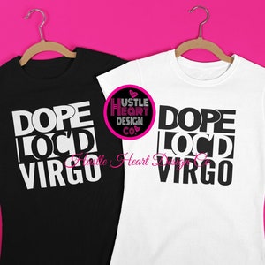 Puede incluir: Dos camisetas con el texto "Dope Loc'd Virgo" impreso en negro sobre fondo blanco y blanco sobre fondo negro. Las camisetas están colgadas en perchas sobre un fondo rosa. El texto "Hustle Heart Design Co." está impreso en rosa sobre un círculo blanco en la esquina superior derecha de la imagen.