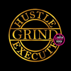 Puede incluir: Círculo dorado con las palabras "Hustle Grind Execute" sobre un fondo negro. Las palabras están en negrita, fuente serif. El círculo tiene un aspecto texturizado y metálico.