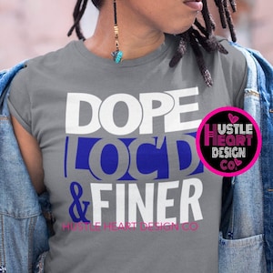 Puede incluir: Una camiseta gris con las palabras "DOPE LOCD & FINER" en letras blancas y azules. La camiseta también presenta un logotipo rosa y negro que dice "HUSTLE HEART DESIGN CO." La persona lleva una chaqueta vaquera y vaqueros azul oscuro.
