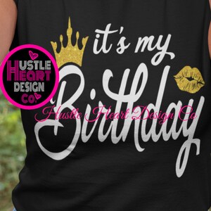 Puede incluir: Camiseta negra con texto blanco que dice "es mi cumpleaños" con una corona dorada y labios. La camiseta también tiene un logotipo rosa que dice "Hustle Heart Design Co."